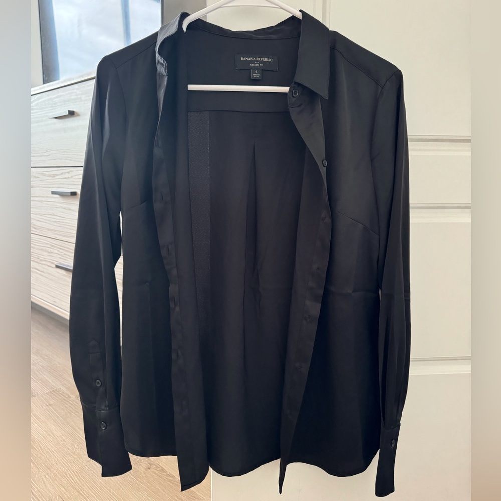 LIKE NEW Banana Republic Satin/Silk Button Down Blouse